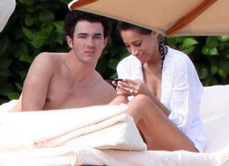 kevin-jonas-honeymoon-01.jpg